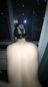 在酒店拉开窗帘打开灯草真刺激，对面肯定能看见！跟骚老婆来个刺激的！让