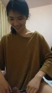 漂亮炮友看到大鸡巴笑得好开心，直接无套内射了！